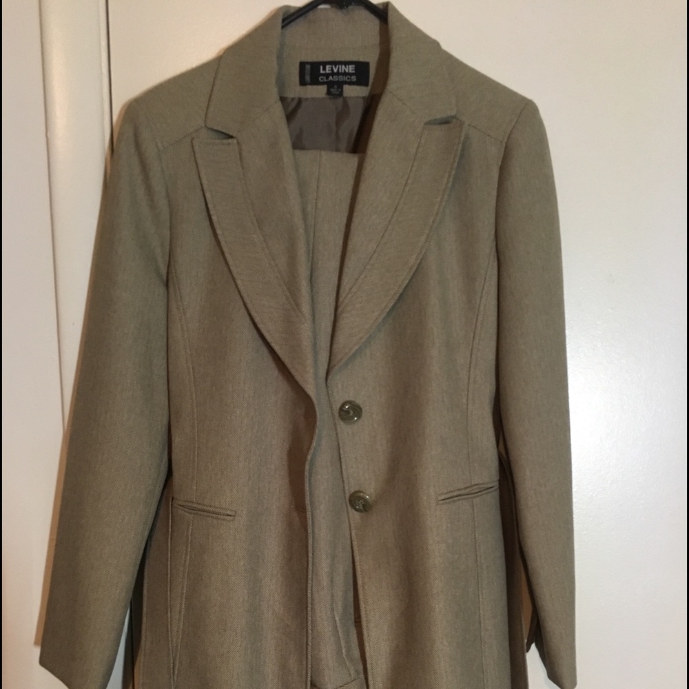 Vintage Larry Levine Beige Women’s 2pc Pant Suit.